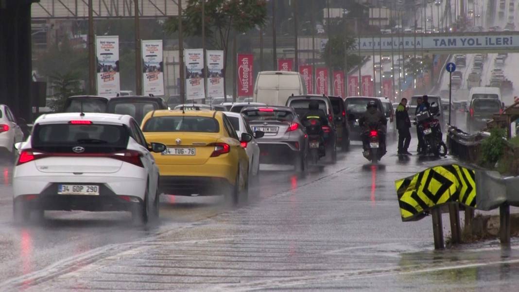 İstanbul’da sağanak etkisini gösterdi: Bahçe duvarı yıkıldı, ev sular altında kaldı 3